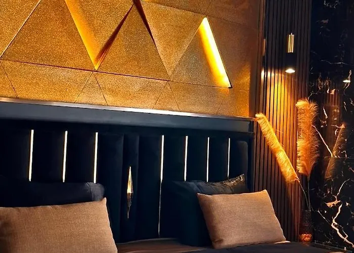 Luxury Designed Suite Penthouse Center Near Metro Jaccuzi Fireplace View Bar Art