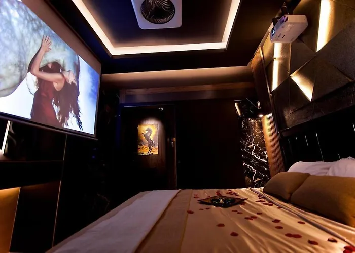 Luxury Designed Suite Penthouse Center Near Metro Jaccuzi Fireplace View Bar Art