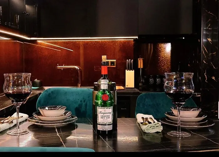 Luxury Designed Suite Penthouse Center Near Metro Jaccuzi Fireplace View Bar Art