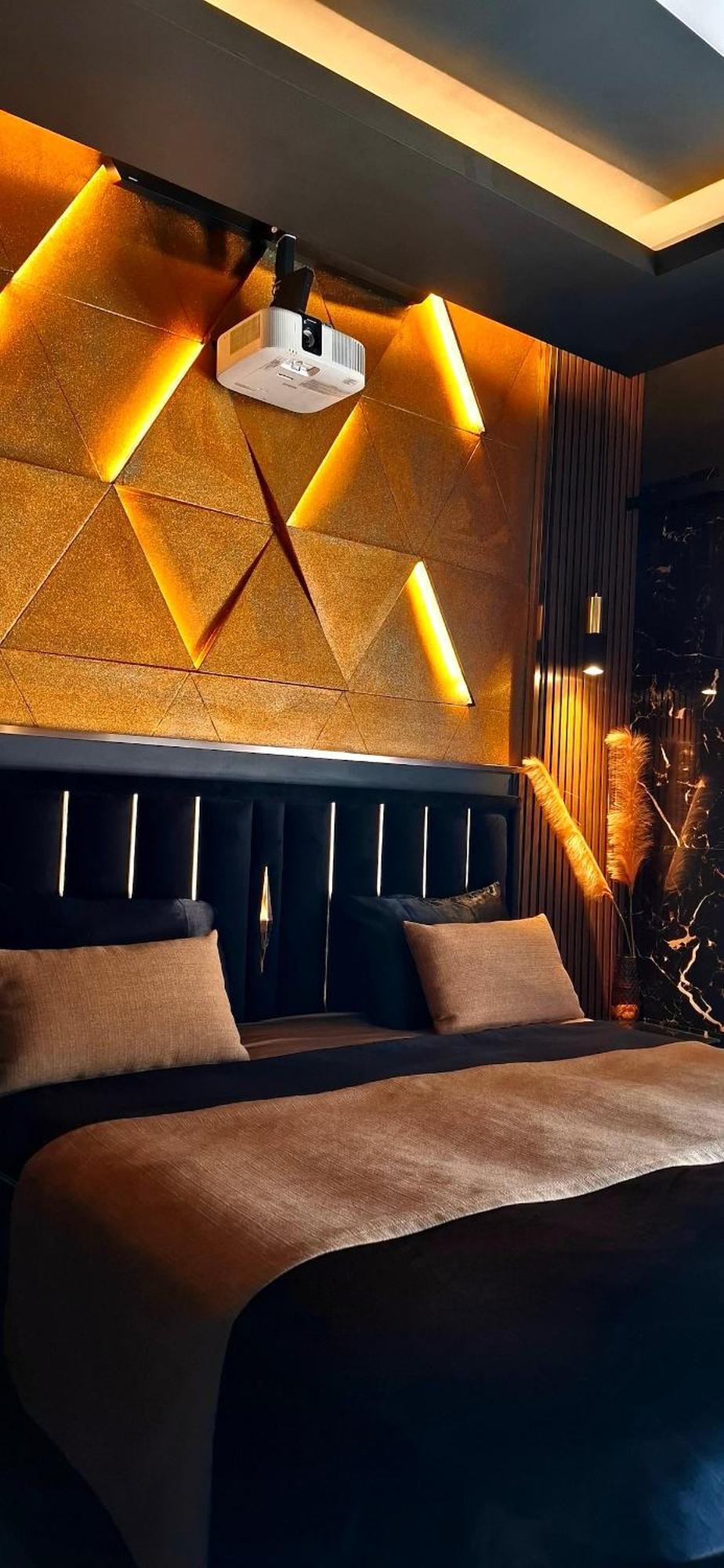 Luxury Designed Penthouse Center Near Metro Jaccuzi Fireplace View Bar Art Apartment