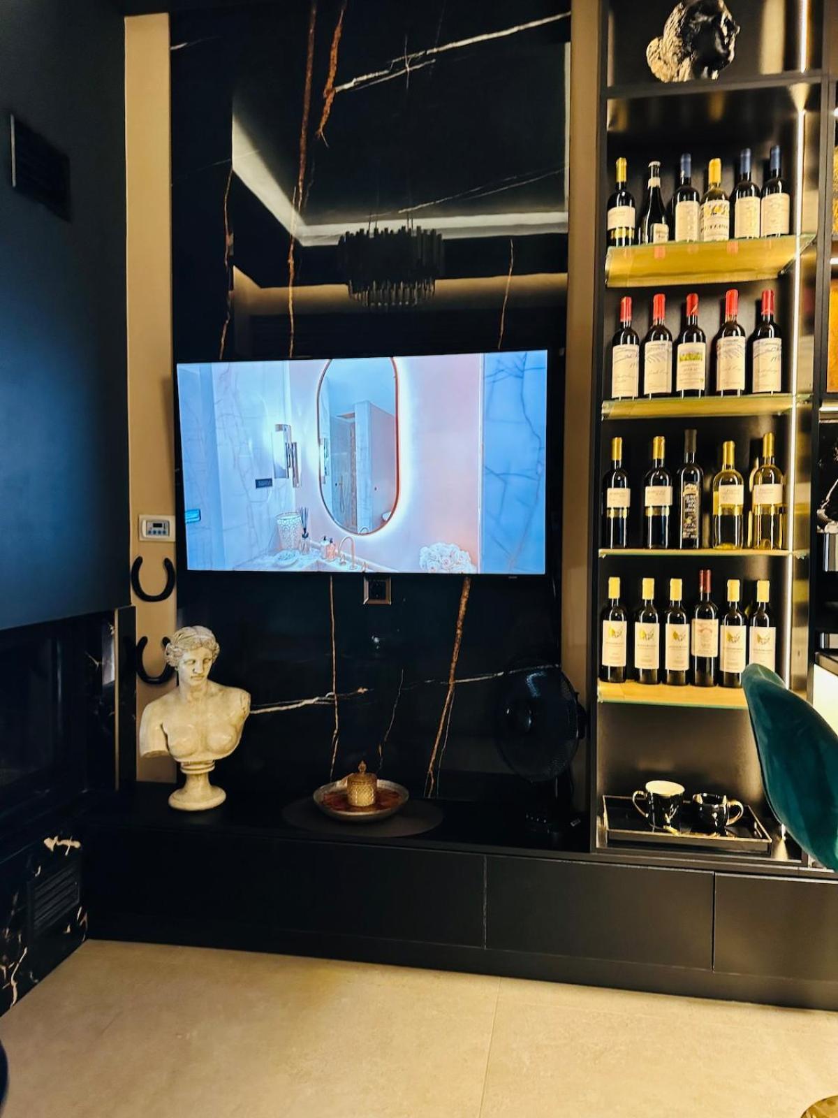 Luxury Designed Penthouse Center Near Metro Jaccuzi Fireplace View Bar Art