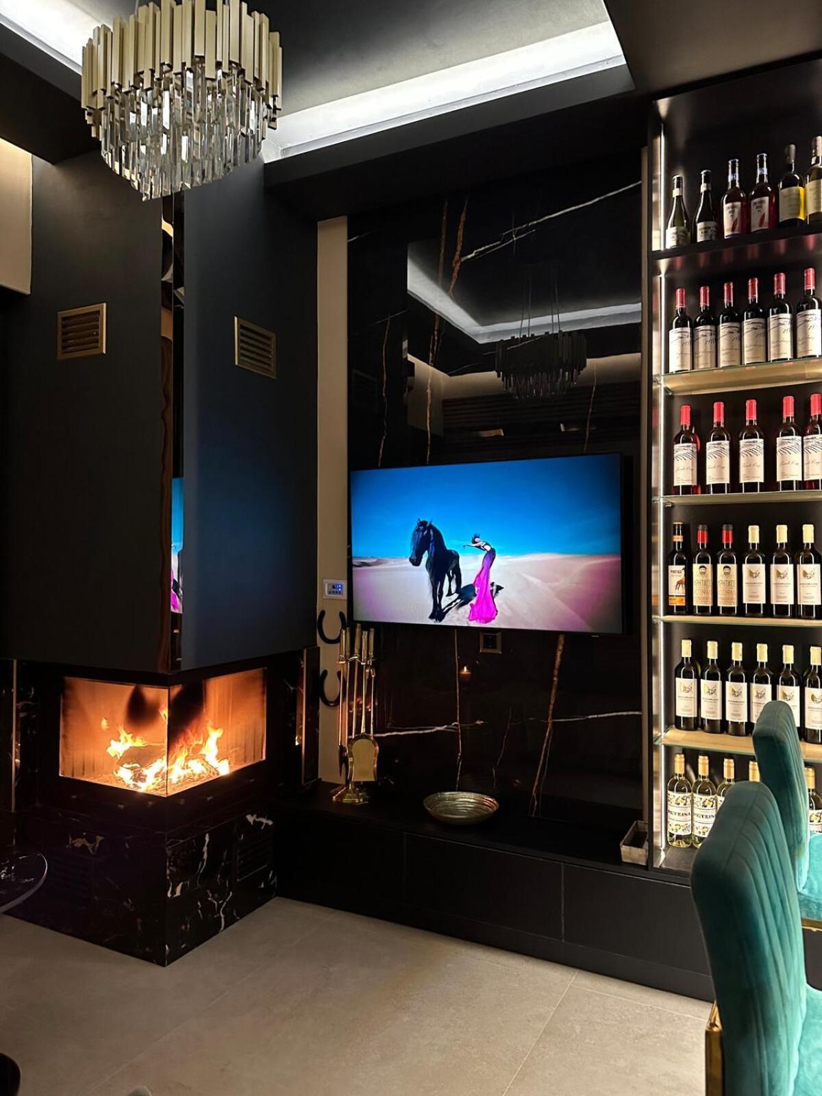 Apartment Luxury Designed Penthouse Center Near Metro Jaccuzi Fireplace View Bar Art *
