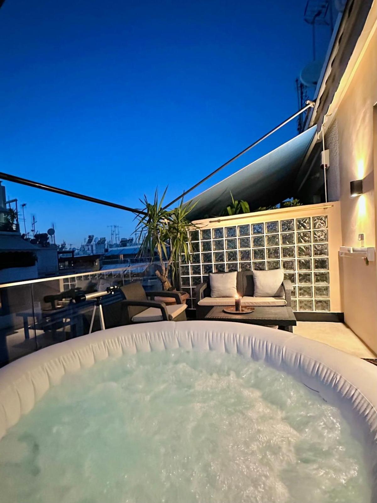 דירה Luxury Designed Penthouse Center Near Metro Jaccuzi Fireplace View Bar Art אתונה