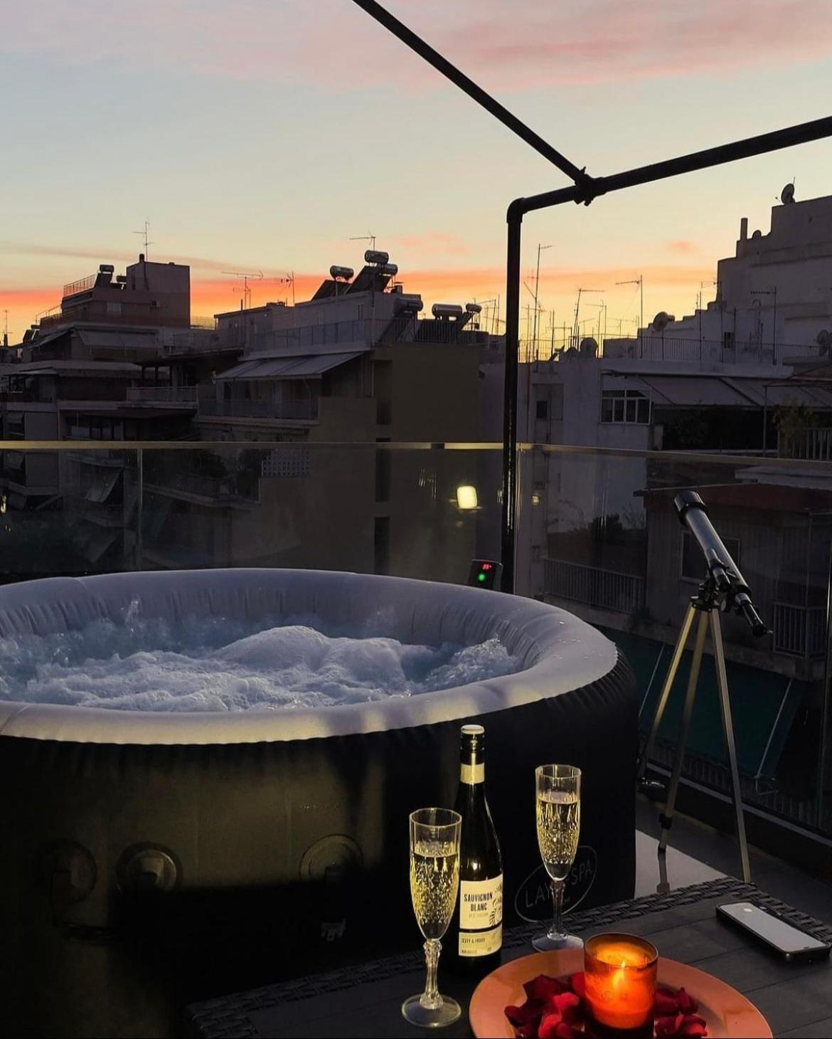 Luxury Designed Penthouse Center Near Metro Jaccuzi Fireplace View Bar Art *