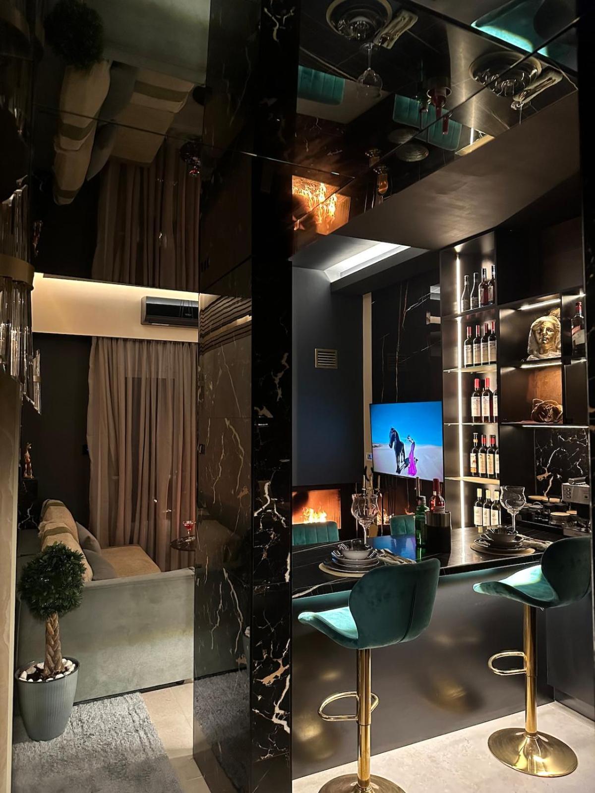 Luxury Designed Penthouse Center Near Metro Jaccuzi Fireplace View Bar Art דירה *